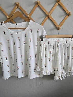 Silks Design Ruffled Shorts Set in Floral Size Small